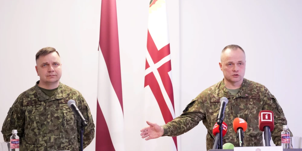 Krīzes vadības centra vadītājs pulkvedis Arvis Zīle (no kreisās) un Nacionālo bruņoto spēku Apvienotā štāba priekšnieka vietnieks operacionālajos jautājumos/ Sauszemes komponenta priekšnieks brigādes ģenerālis Egils Leščinskis piedalās preses konferencē par Krāslavas novadā nokritušo dronu.