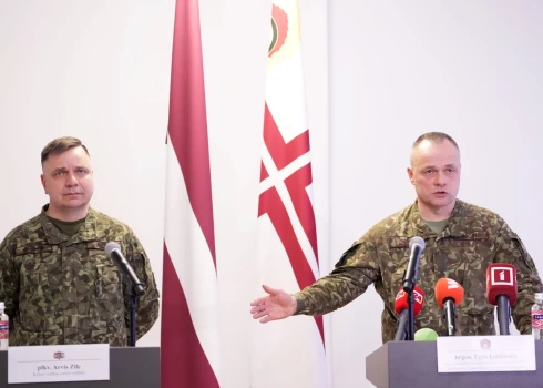 Krīzes vadības centra vadītājs pulkvedis Arvis Zīle (no kreisās) un Nacionālo bruņoto spēku Apvienotā štāba priekšnieka vietnieks operacionālajos jautājumos/ Sauszemes komponenta priekšnieks brigādes ģenerālis Egils Leščinskis piedalās preses konferencē par Krāslavas novadā nokritušo dronu.