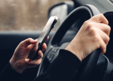 Filmē sevi pie stūres un publicē internetā: policija skaidro sekas influenceru rīcībai