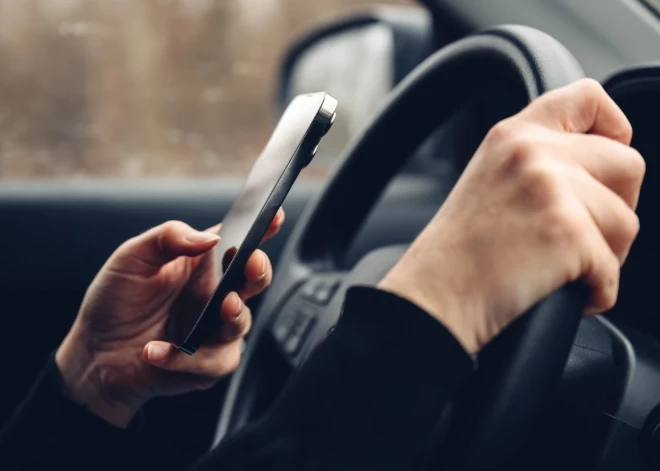 Filmē sevi pie stūres un publicē internetā: policija skaidro sekas influenceru rīcībai