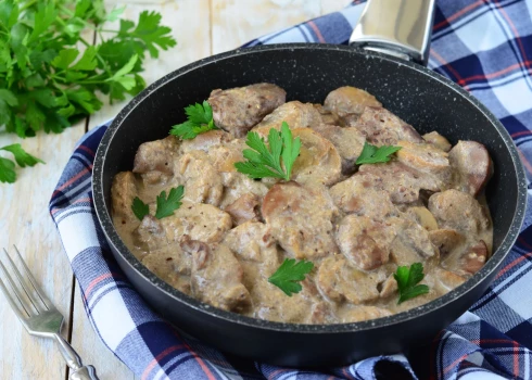 Garda, maciņam draudzīga un veselīga maltīte no subproduktiem, šoreiz - vistu akniņas.