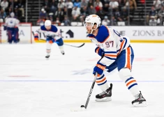 Hokeja zvaigzne Konors Makdeivids kļūst par trešo ātrāko hokejistu NHL ar 1200 rezultativitātes punktiem