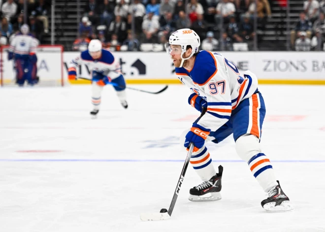 Hokeja zvaigzne Konors Makdeivids kļūst par trešo ātrāko hokejistu NHL ar 1200 rezultativitātes punktiem