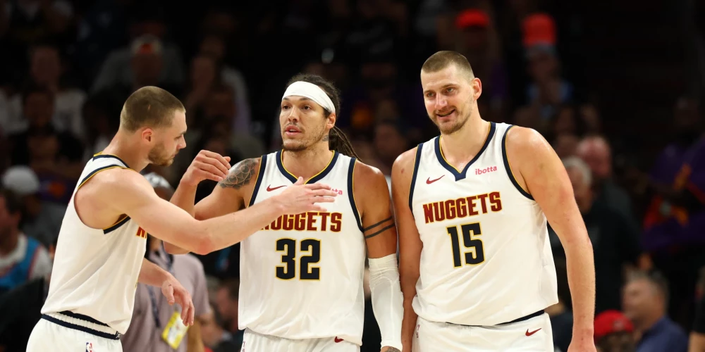 Nikola Jokičs (no labās) turpina vest uz priekšu "Nuggets".