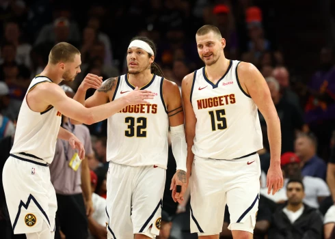 Nikola Jokičs (no labās) turpina vest uz priekšu "Nuggets". 
