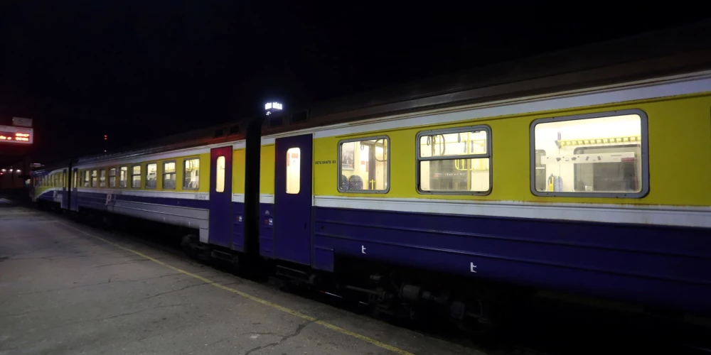 Divi nakts vilcieni naktī uz svētdienu kursēs stundu agrāk.