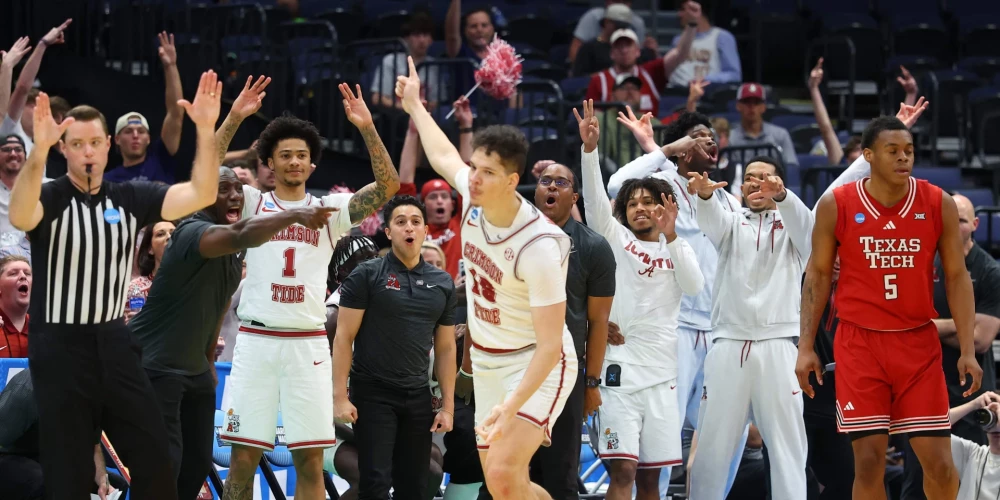 Noa Viljamsons ar komandas biedriem atzīmē trāpīto tālmetienu.