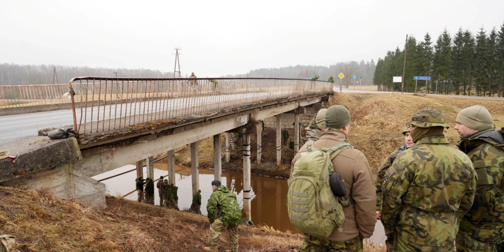 2026. gada 16. marts: NATO Daudznacionālās brigādes Latvijā militāro inženieru mācības "Knight Sapper" Ādažos, kur notiek paraugdemonstrējumi taktiskajā simulācijā ar izlūkošanas darbībām un inženieri sagatavo tiltu potenciālai "nojaukšanai" ar mērķi apturēt pretinieka kustību./Ilustratīvs attēls.
