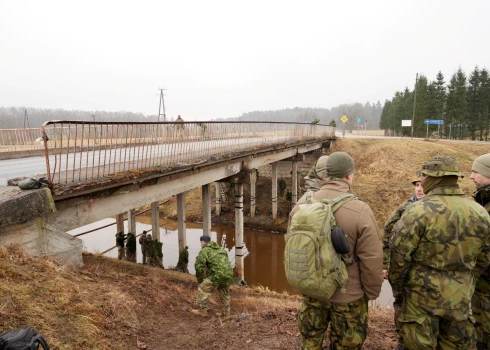 2026. gada 16. marts: NATO Daudznacionālās brigādes Latvijā militāro inženieru mācības "Knight Sapper" Ādažos, kur notiek paraugdemonstrējumi taktiskajā simulācijā ar izlūkošanas darbībām un inženieri sagatavo tiltu potenciālai "nojaukšanai" ar mērķi apturēt pretinieka kustību./Ilustratīvs attēls.