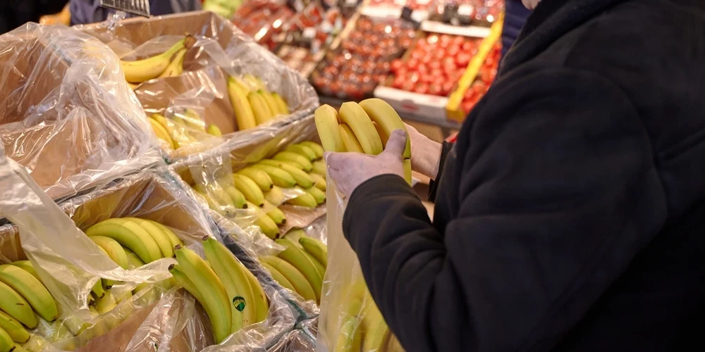 На данный момент сектор розничной торговли в Латвии продолжает работать стабильно, а торговцы внимательно следят за глобальными процессами, которые могут повлиять на поставки и уровень цен.