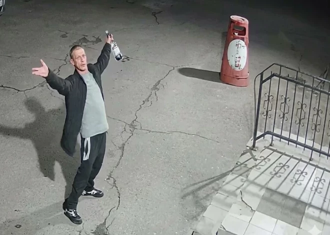 FOTO: Vai atpazīsti vīrieti ar pudeli rokā? Policija meklē saistībā ar dedzināšanu