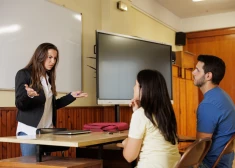 "Учителя играют в угадайку": что скрывают родители латвийских школьников