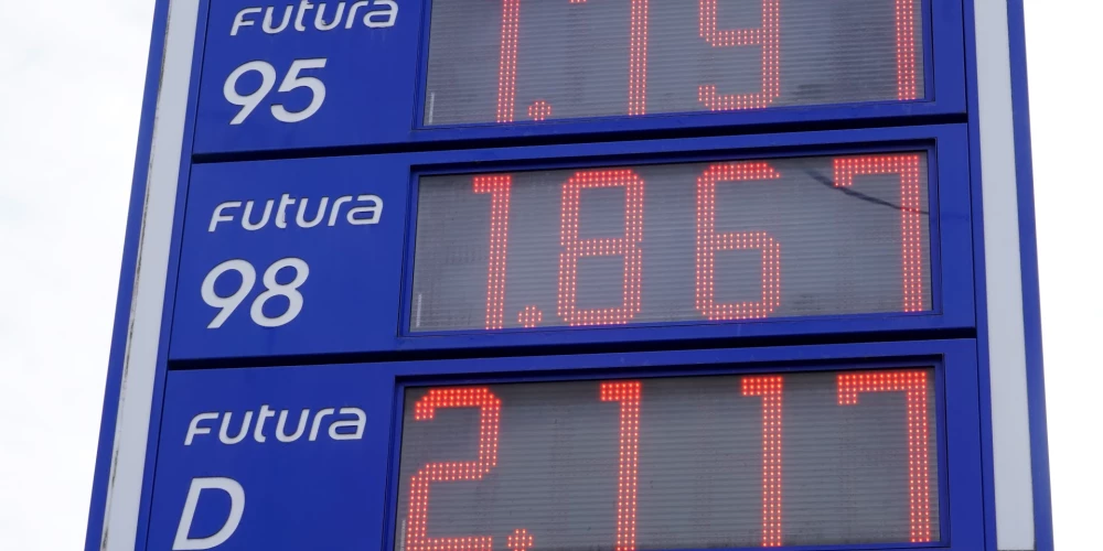 Degvielas cenas "Neste" uzpildes stacijā.