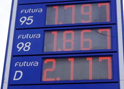 Degvielas cenas "Neste" uzpildes stacijā.
