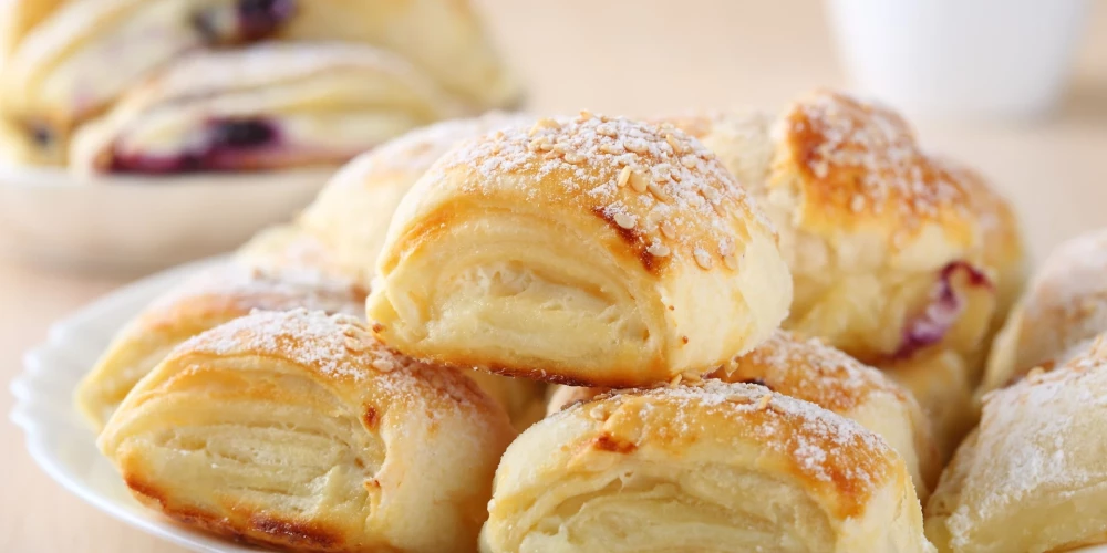 Kārtainajā mīklā iecepti rabarberi ar biezpienu būs lieliski gan pašiem pie tējas, gan viesu pacienāšanai. 