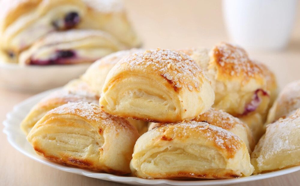 Apēdam krājumus: biezpiena un rabarberu gardumi no kārtainās mīklas