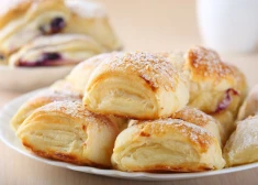 Apēdam krājumus: biezpiena un rabarberu gardumi no kārtainās mīklas