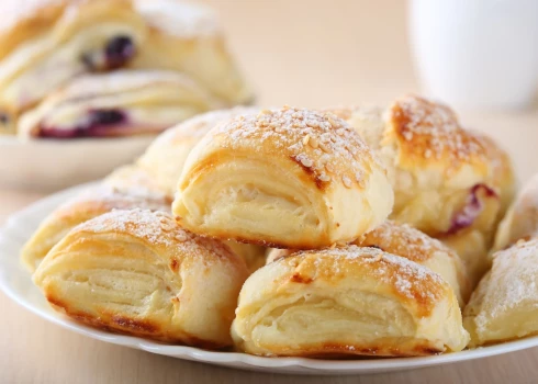 Kārtainajā mīklā iecepti rabarberi ar biezpienu būs lieliski gan pašiem pie tējas, gan viesu pacienāšanai. 