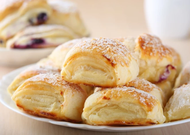 Apēdam krājumus: biezpiena un rabarberu gardumi no kārtainās mīklas