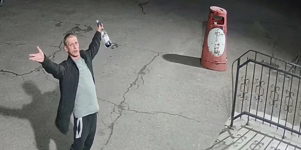 Камеры зафиксировали возможного поджигателя — полиция просит помощи.