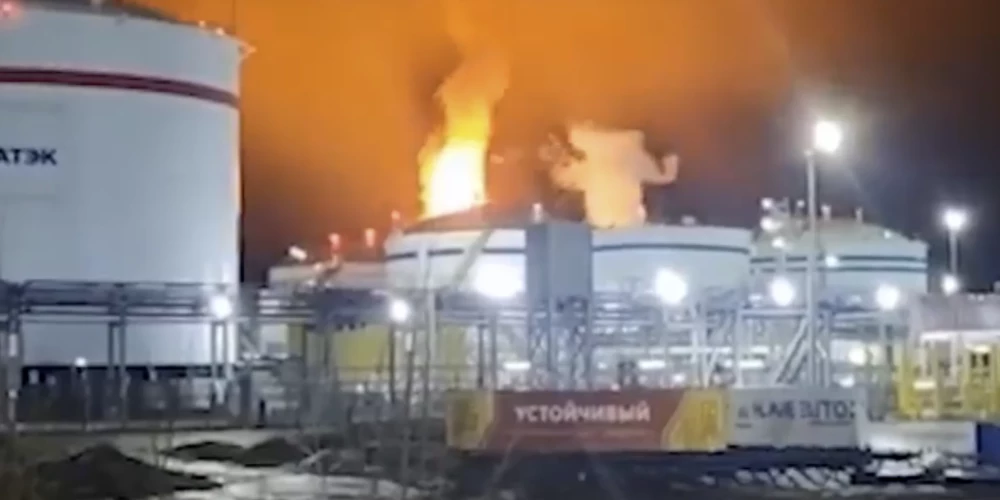 Degošais "Novatek" uzņēmums Ustjlugas ostā (ekrānuzņēmums no video)