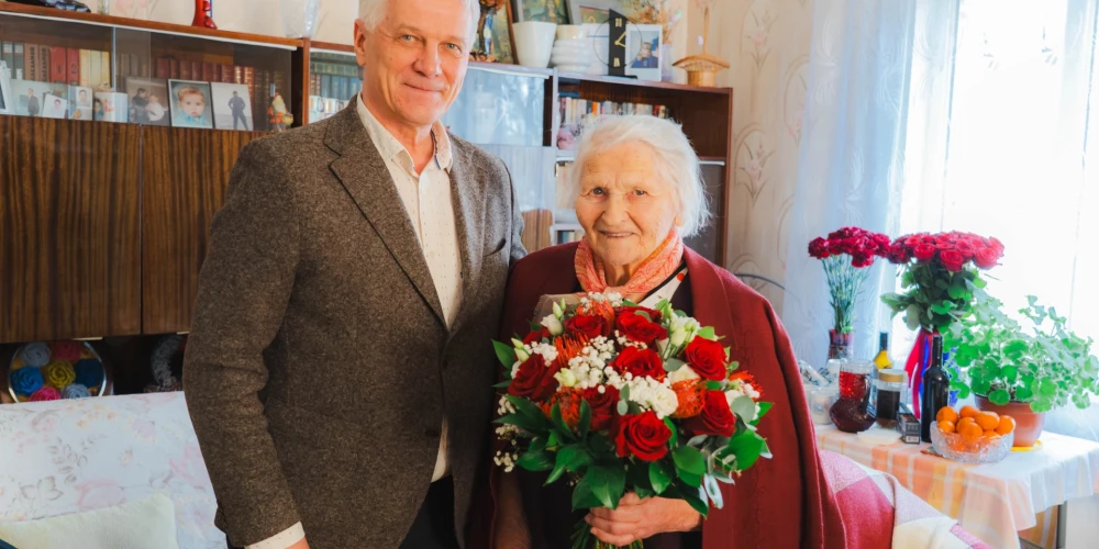 Поздравить юбиляршу приехал и председатель думы Балвского края Янис Труповниекс, пожелав ей крепкого здоровья, неиссякаемого оптимизма и светлого взгляда на жизнь.