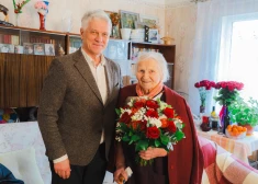 В Балви 100-летие отметила женщина, которая и в этом возрасте пишет стихи и смотрит TikTok