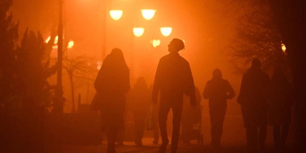 Cilvēki staigā pa Simferopoli, Krievijas okupētajā Krimā.