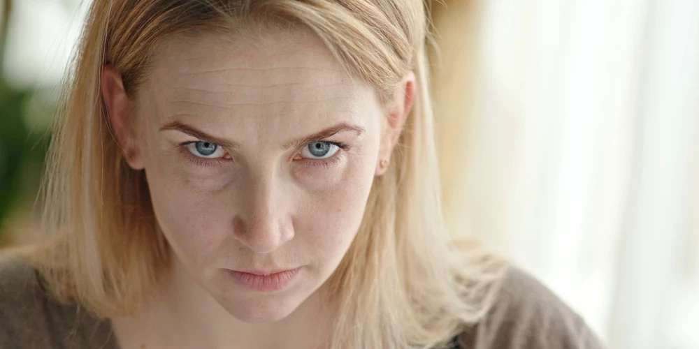 Психологи обнаружили неожиданную связь между гипертиреозом и так называемыми «темными» чертами личности — включая психопатию.