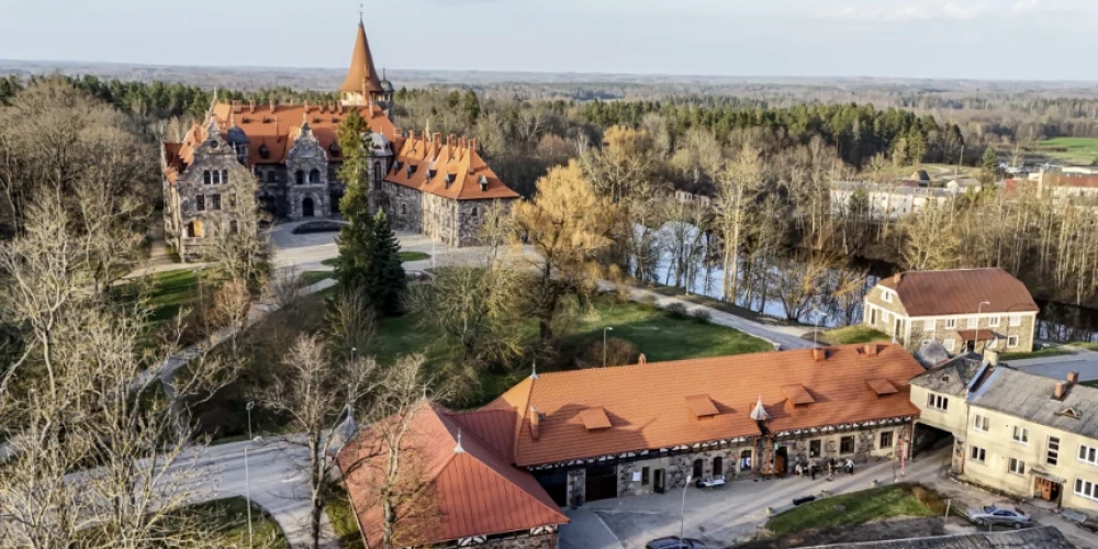 Skats uz Cesvaines pils apkaimi (foto: visitmadona.lv)