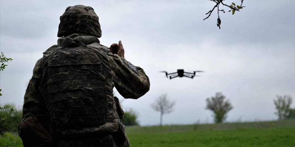Ukrainas izlūkošanas komandas karavīrs vada dronu frontes līnijā Doneckas apgabalā. 2023. gada 8. maijs.