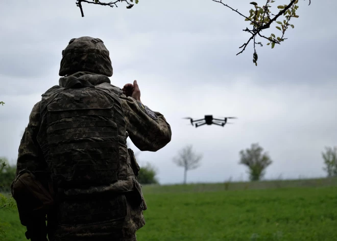 Ukrainas izlūkošanas komandas karavīrs vada dronu frontes līnijā Doneckas apgabalā. 2023. gada 8. maijs.