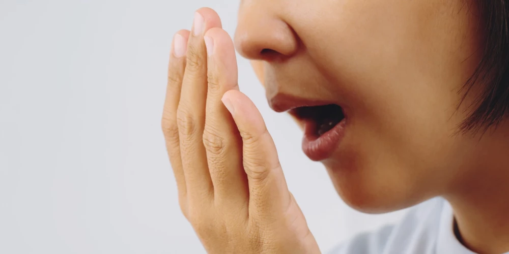 Неприятный запах изо рта может быть не только из-за зубов.