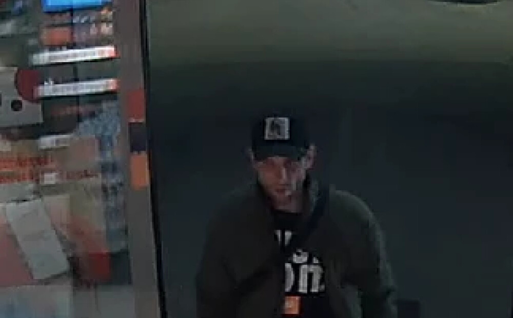 Vai atpazīsti šo personu? Policija dzen pēdas iespējamam auto zaglim Siguldā