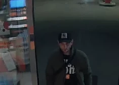 Vai atpazīsti šo personu? Policija dzen pēdas iespējamam auto zaglim Siguldā