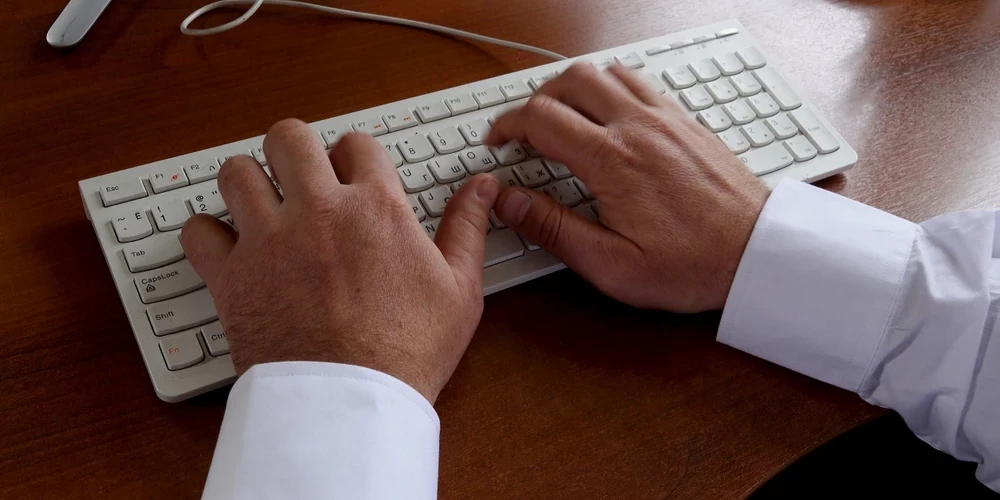 Saskaņā ar normatīviem, ierēdni iestādes vadītājs var atstādināt uz laiku, bet ne ilgāk kā uz vienu mēnesi.