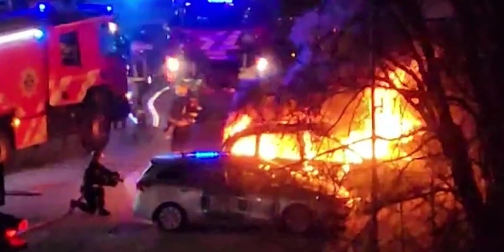 Перед пожаром у Maxima в Риге неизвестные били машину и что-то бросали в салон.