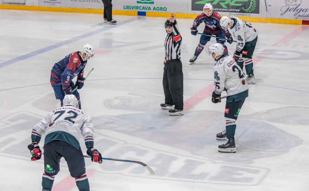 Liepājas hokejisti izbraukumā pārliecinoši pieveic jelgavniekus un izlīdzina rezultātu pusfināla sērijā