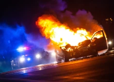 Purvciemā stāvlaukumā pie "Maximas" aculiecinieku acu priekšā nosvilina auto. VIDEO