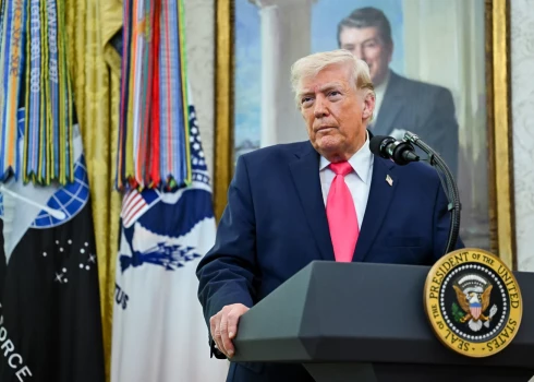 ASV prezidents Donalds Tramps trešdien uzstāja, ka Irāna piedalās miera sarunās, un izteica pieņēmumu, ka Teherānas liegšanās izskaidrojama ar to, ka Irānas sarunvedēji baidās tikt nogalināti.