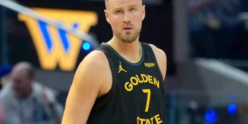 Latvijas basketbolists Kristaps Porziņģis gūst 17 punktus "Warriors" uzvarā pār "Nets".