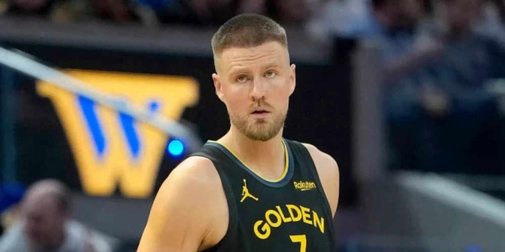 Latvijas basketbolists Kristaps Porziņģis gūst 17 punktus "Warriors" uzvarā pār "Nets".