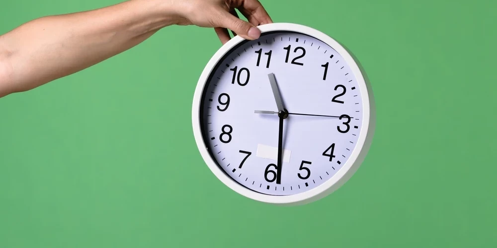 Власти подтвердили, что Латвия готова отказаться от перевода часов, если будет общее решение ЕС.