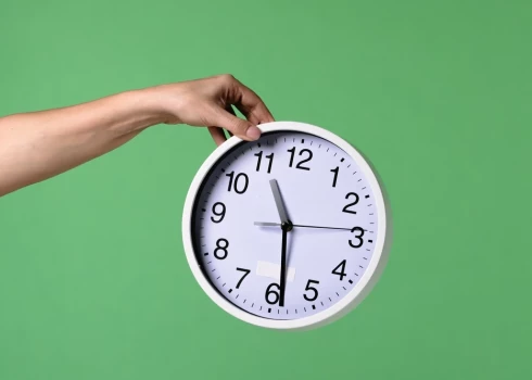 Власти подтвердили, что Латвия готова отказаться от перевода часов, если будет общее решение ЕС.