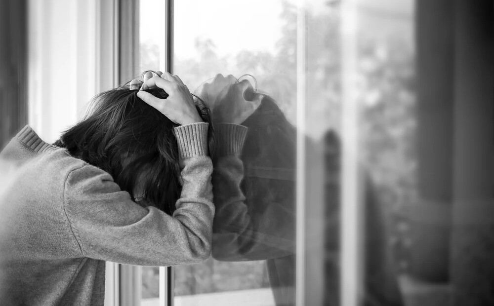 Viņš pārdeva māju, kurā dzīvo viņa bijusī sieva ar bērniem. To iegādājas 13 gadus veca pusaudze