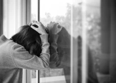 Viņš pārdeva māju, kurā dzīvo viņa bijusī sieva ar bērniem. To iegādājas 13 gadus veca pusaudze