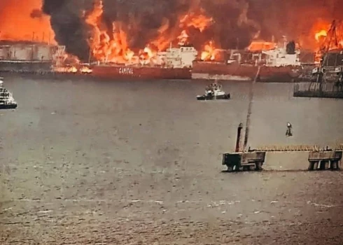 Ugunsgrēks ir pārņēmis ievērojamu ostas infrastruktūras daļu, tostarp tankkuģu piestātnes zonu un degvielas uzglabāšanas iekārtas.