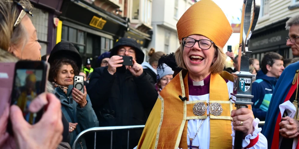 Selfiji pie katedrāles ar jauno Kenterberijas arhibīskapi Sāru Malaliju.