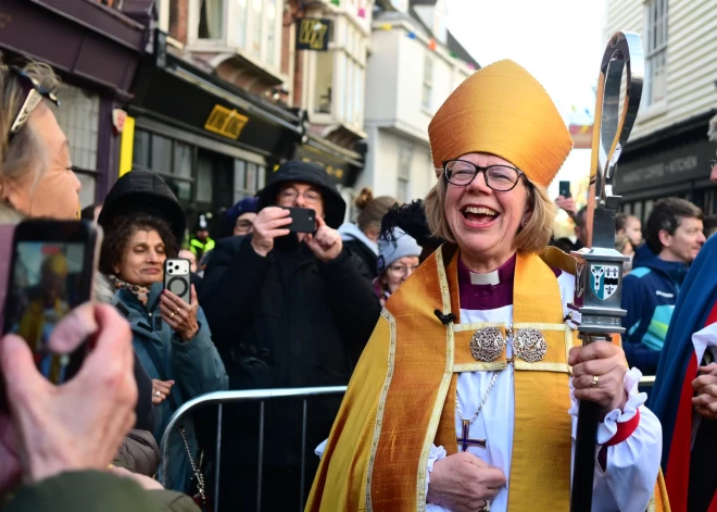 Selfiji pie katedrāles ar jauno Kenterberijas arhibīskapi Sāru Malaliju.