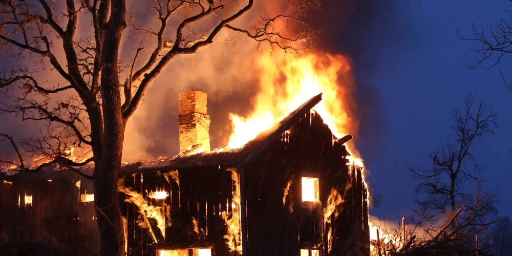 Liesmas, visticamāk, izcēlušās izmesta izsmēķa dēļ.